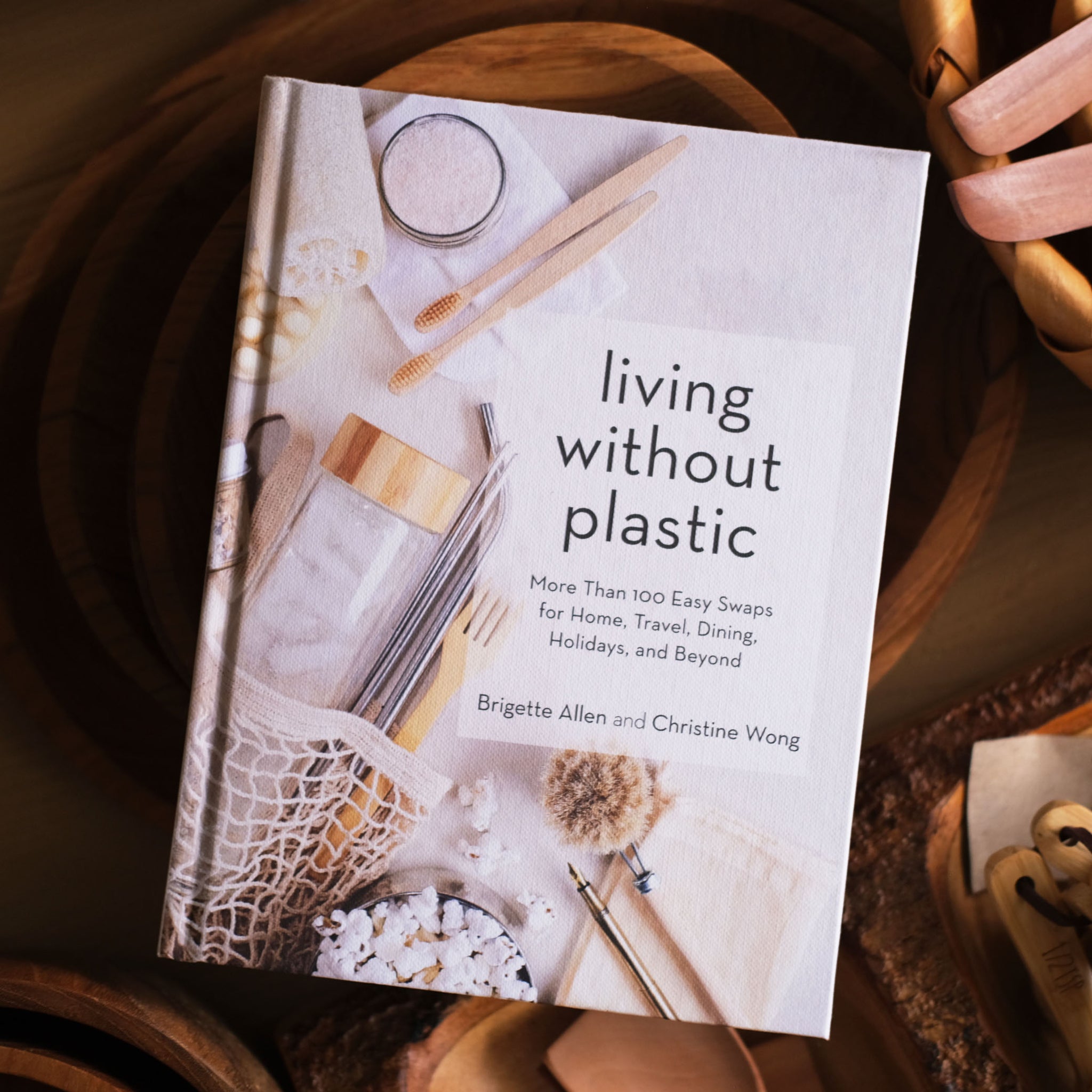 Living Without Plastic (Hardback)